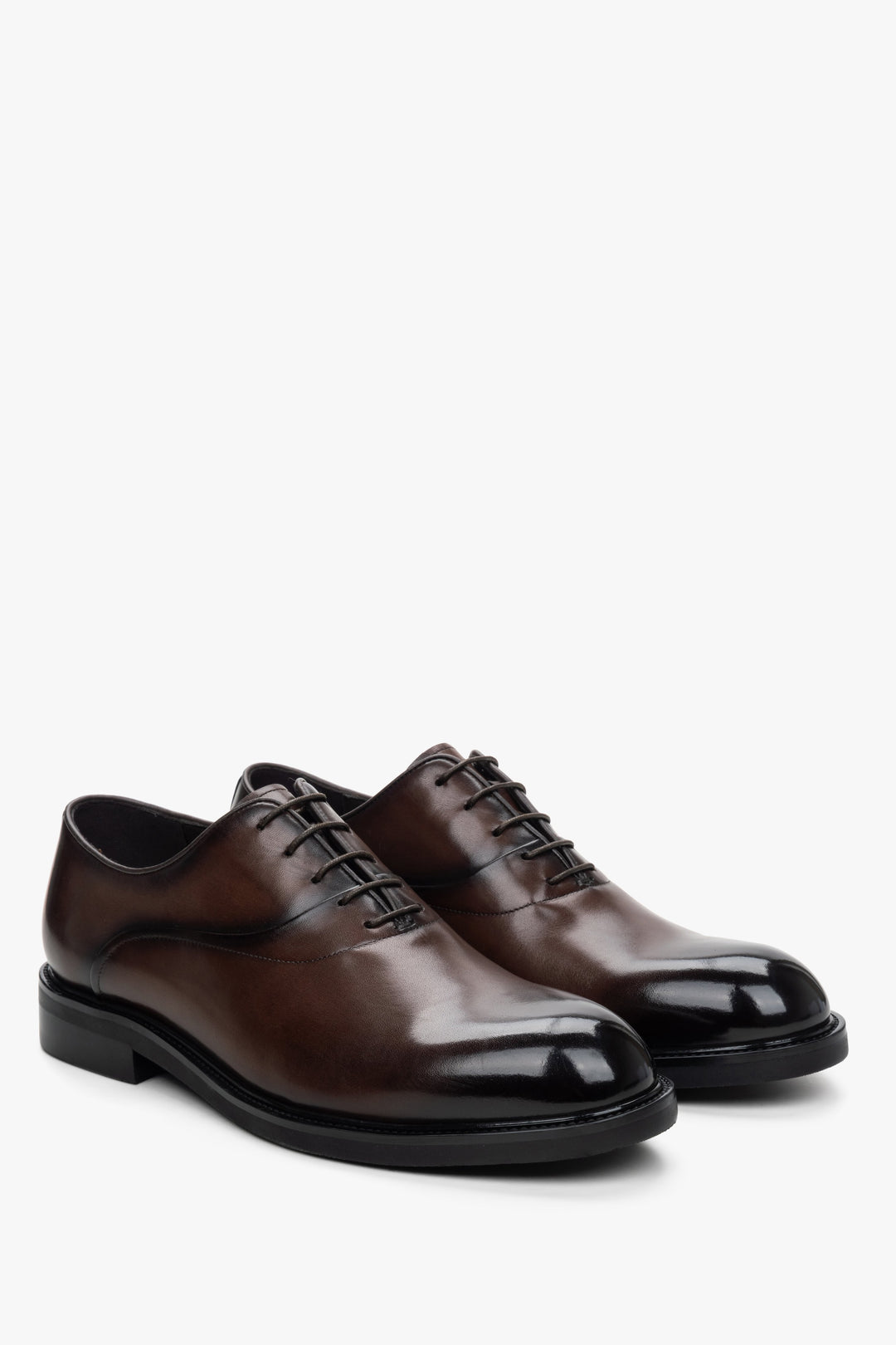 Lace-up men's Oxford shoes made of genuine leather by Estro in brown.