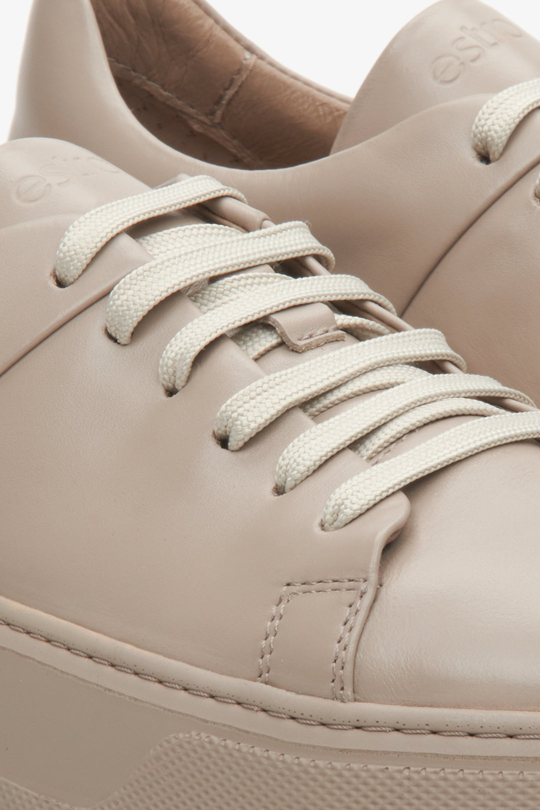 Leather women's sneakers in beige by Estro with laces - close-up on the details.