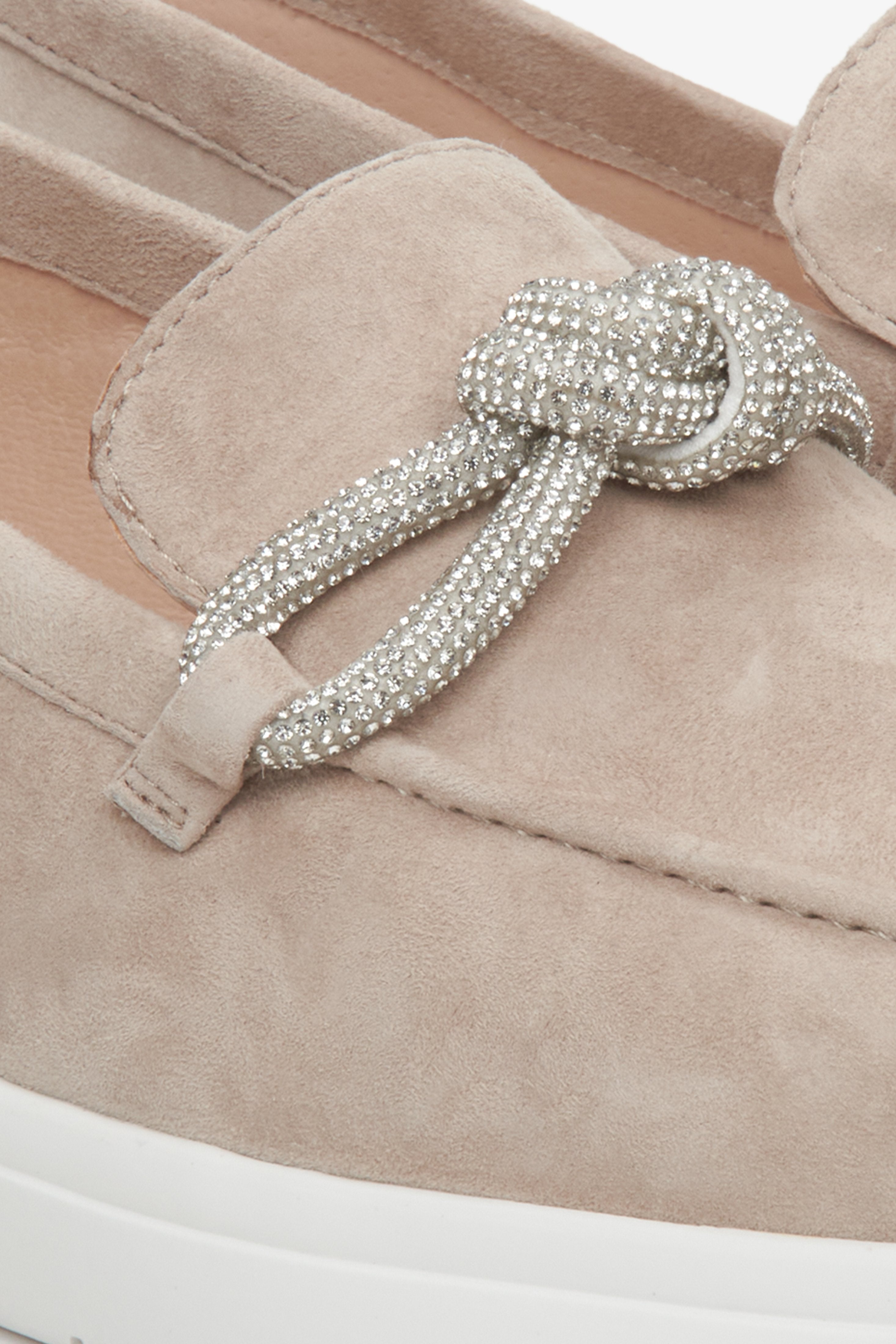 Estro women's beige velour moccasins - close-up on the decorative bow.