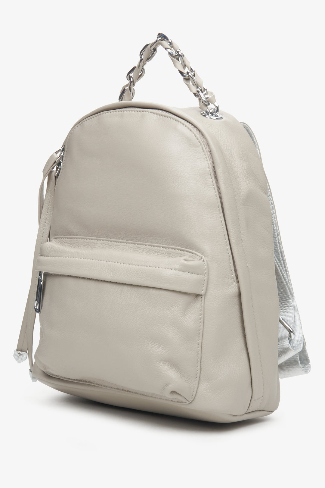 Estro's women's light grey leather backpack.