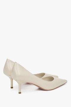 Versatile beige Estro women's high heels, made of genuine leather and set on a stable, low heel.