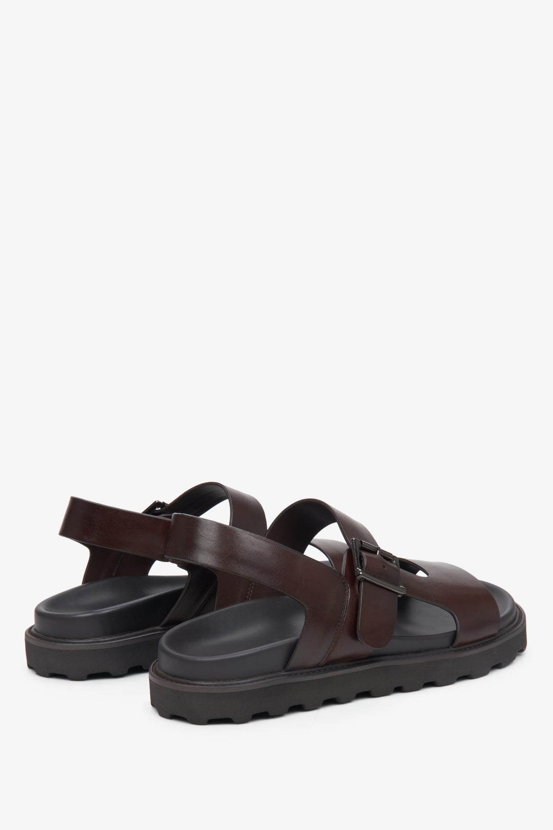Men's saddle brown sandals made of genuine leather, Estro brand - a close-up on heel line.