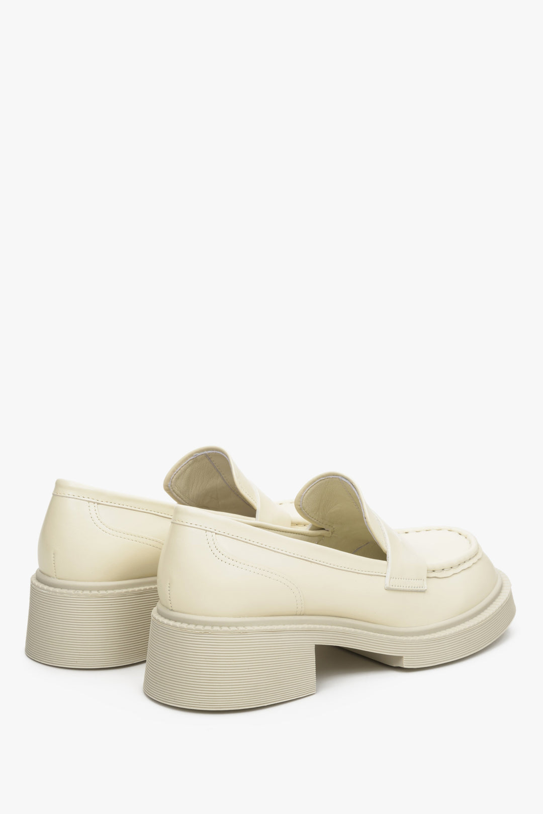 Women's light beige leather moccasin shoes with a stable heel, Estro - close-up on the side line and heel counters.