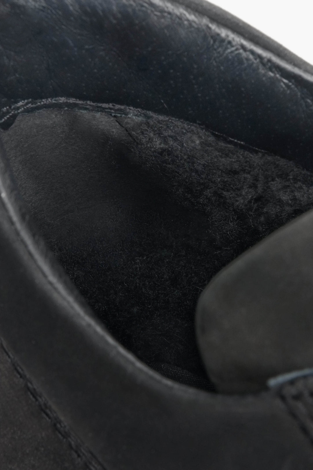 Men's black insulated shoes - close-up of the lining.