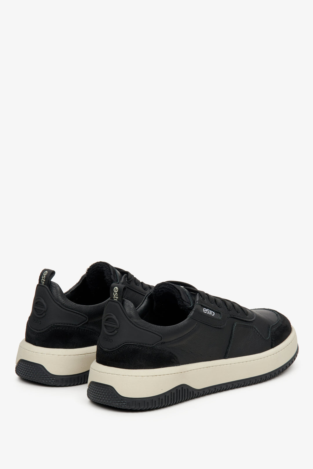 Men's low-top sneakers in black - a close-up on a heel counter.