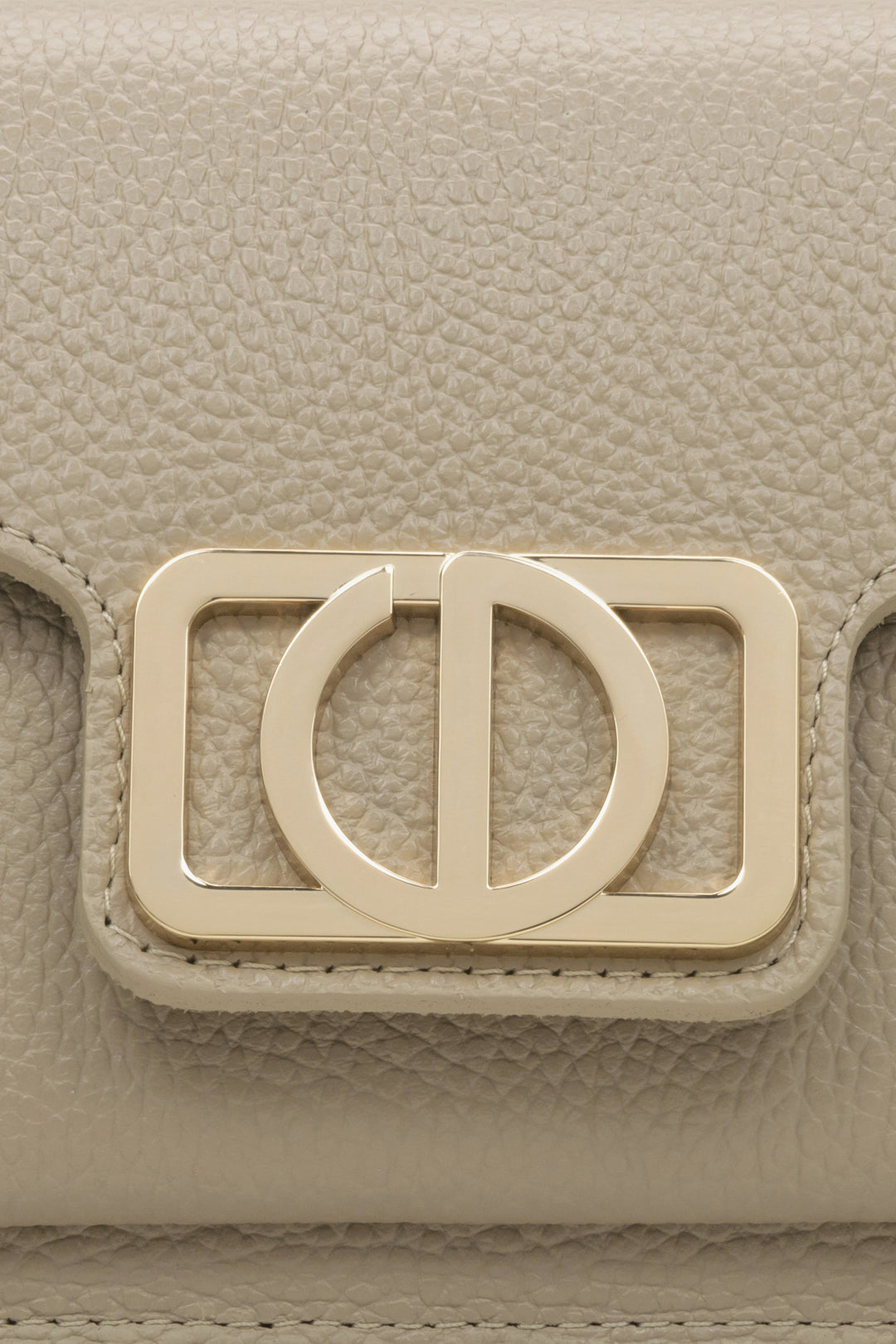 Women's beige shoulder bag made of Italian genuine leather by Estro - close-up on the details.