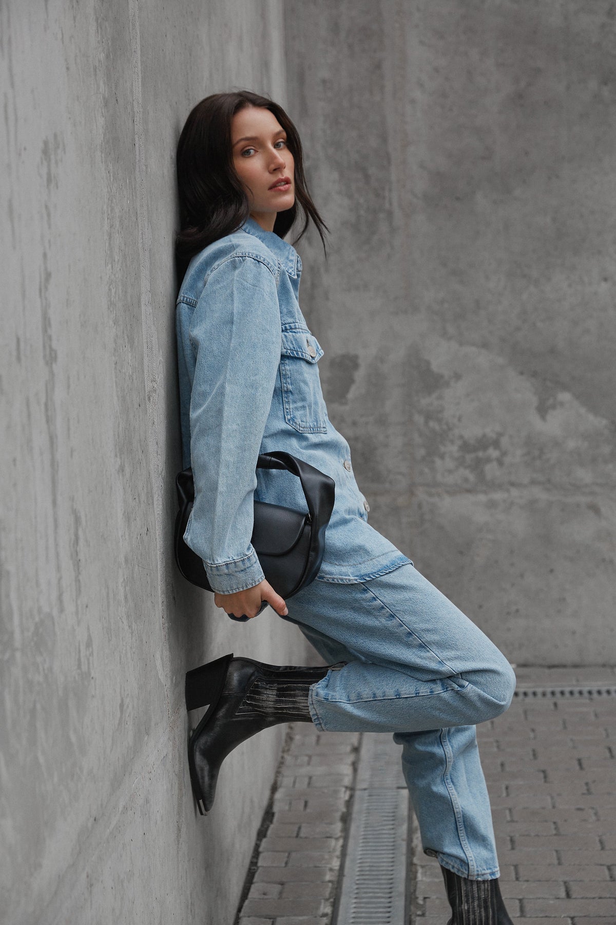 Women's black leather vintage-style cowboy boots by Estro - model presentation.