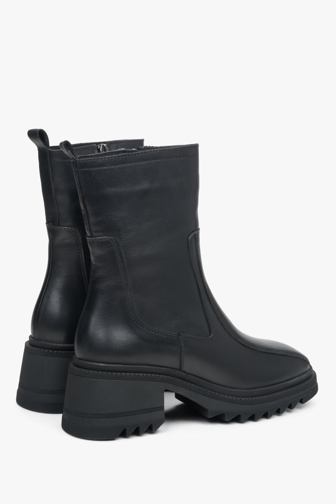 Women's boots in genuine leather by Estro - close-up on the side line and back of the boot.