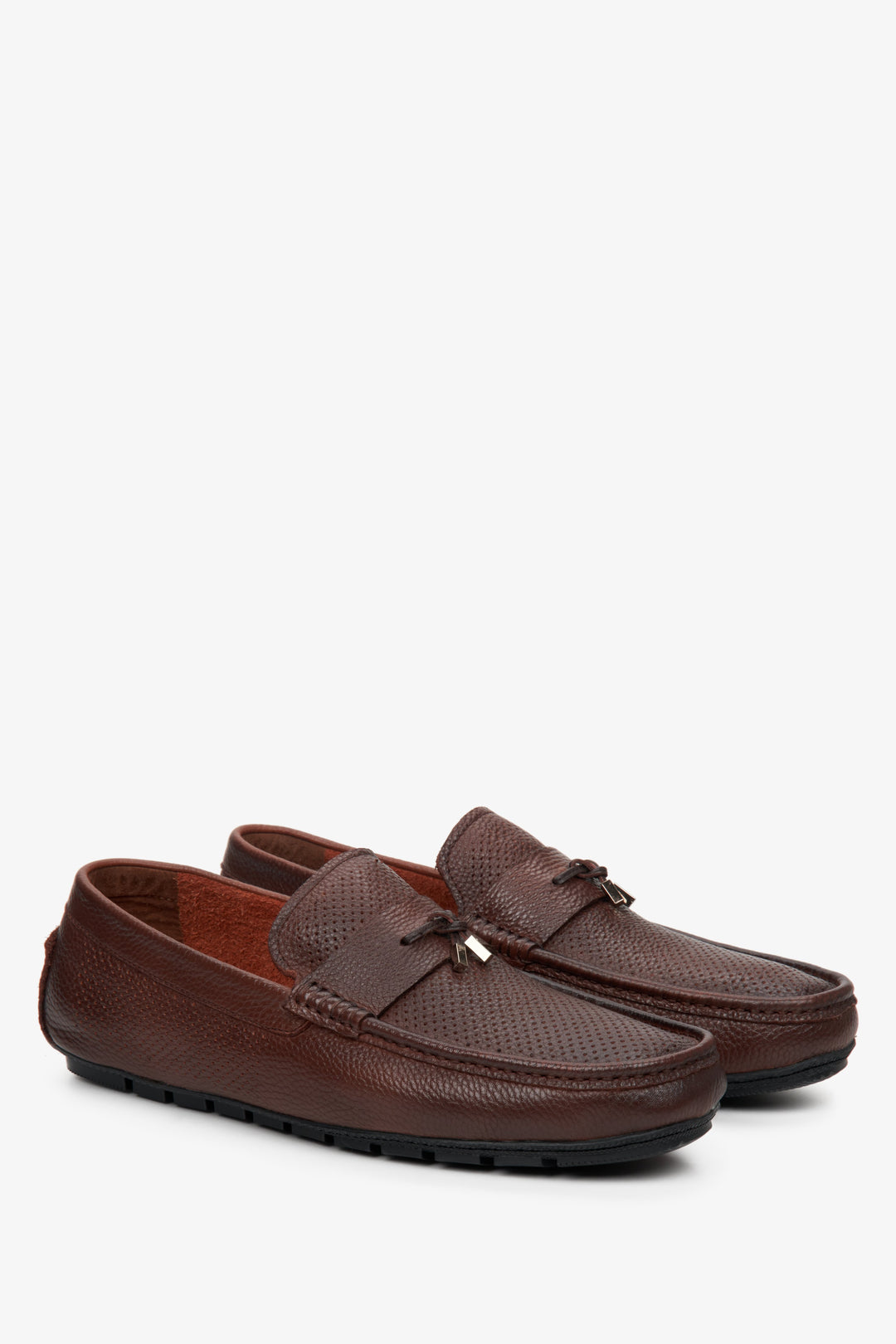 Estro men's brown loafers made of genuine leather - presentation of the toe and side seam of the shoe.