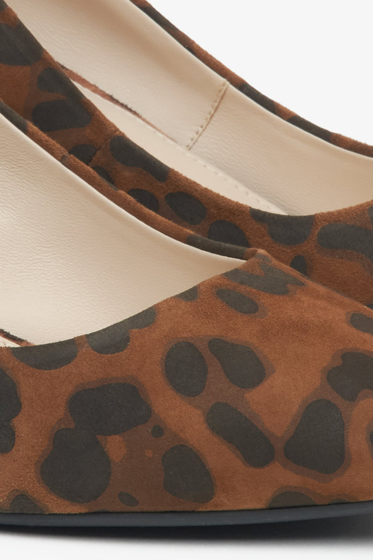 Women's pumps in natural velour with a leopard print - close-up on the details.