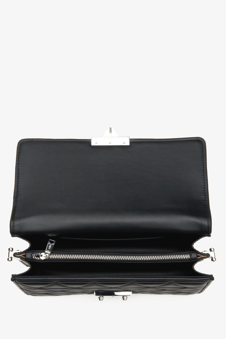 Estro women's  black leather shoulder bag - close-up on the interior of the model.