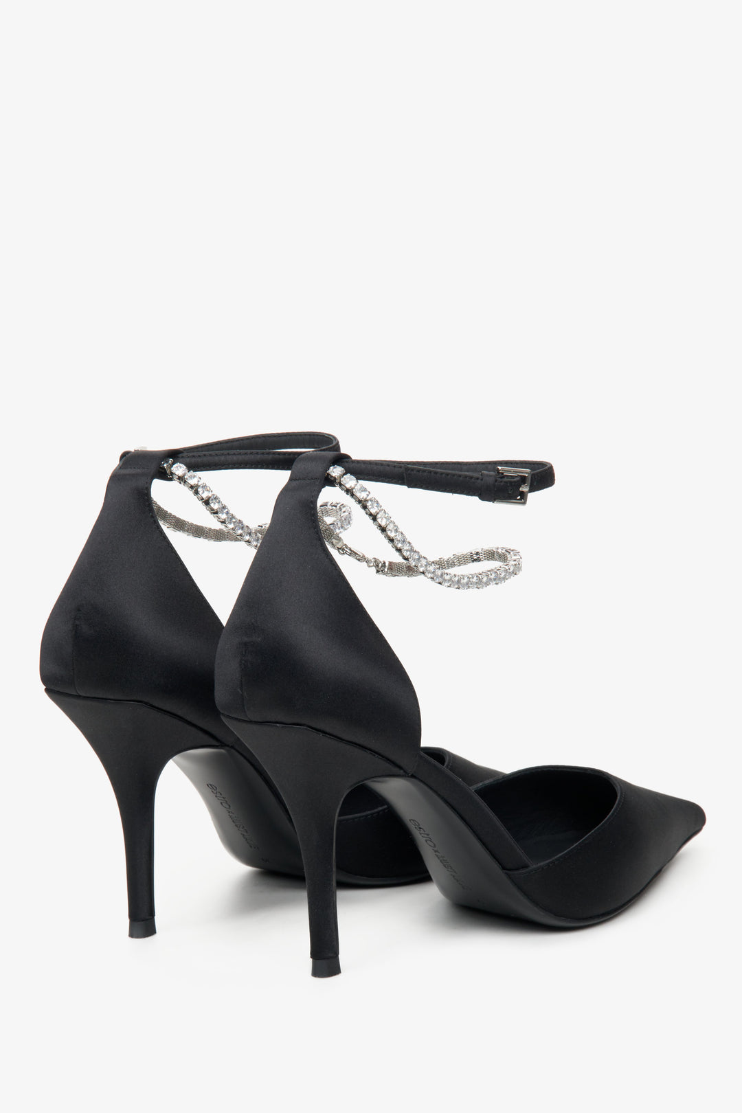 Elegant women's black pumps by Estro x MustHave - close-up on the heel.