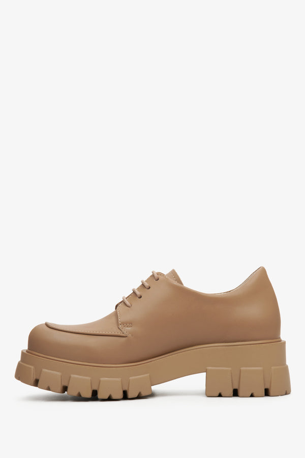 Lace-up women's brown shoes by Estro.