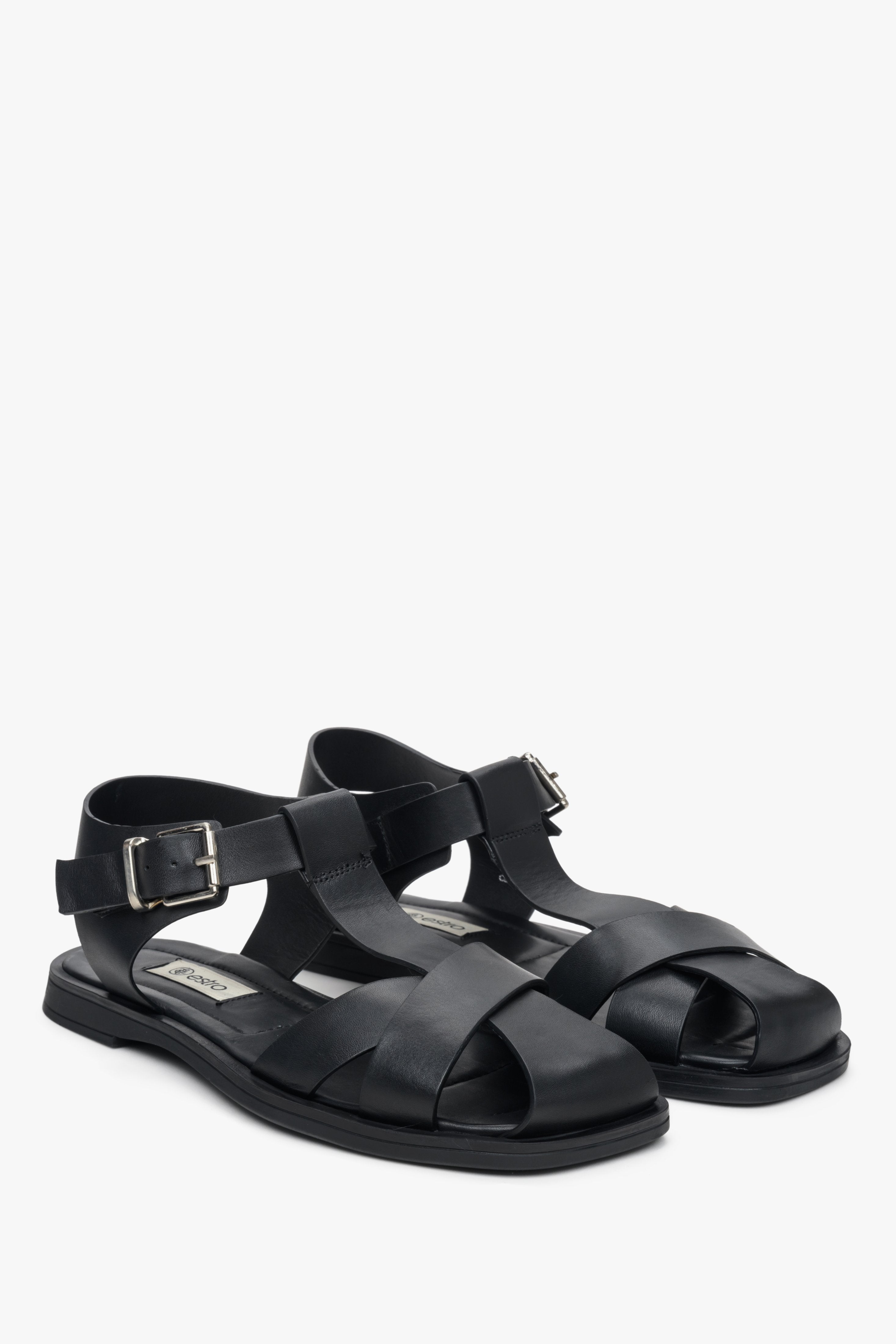 Estro black thick straps sandals made of natural leather.