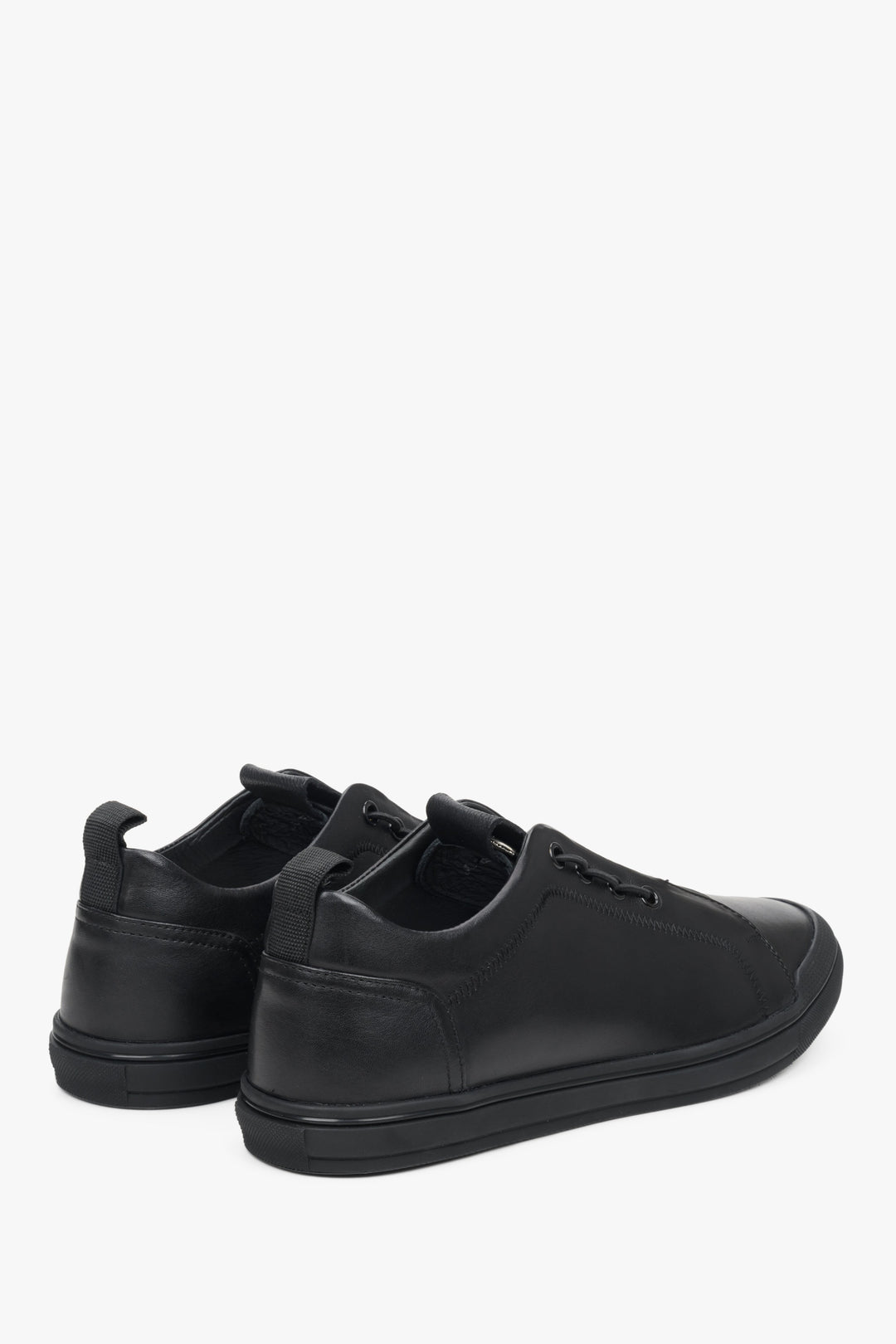 ES 8 men's sneakers made of genuine leather in black - close-up of the heel and side seam.