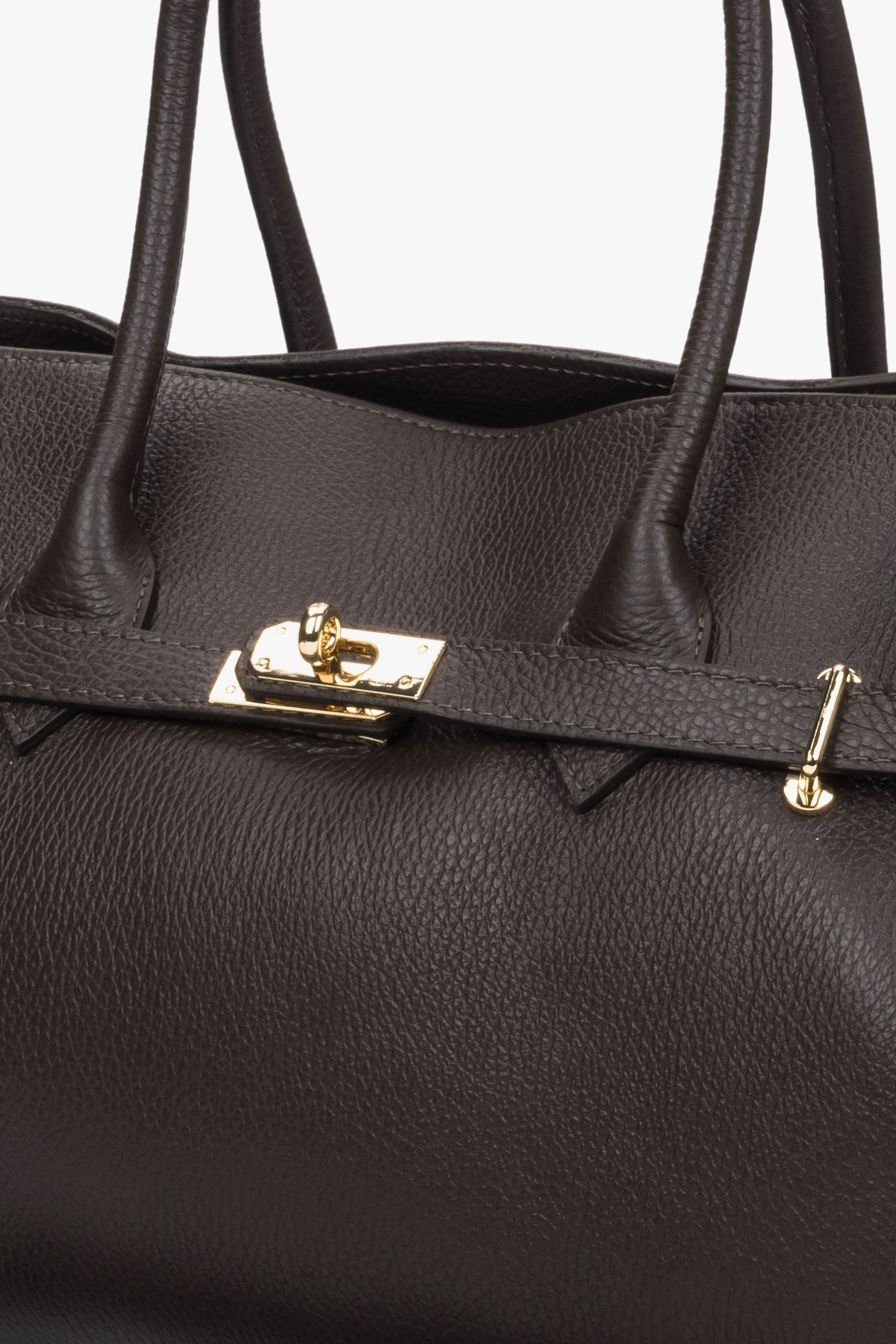 Women's dark brown handbag made of Italian leather by Estro - close-up of the details.