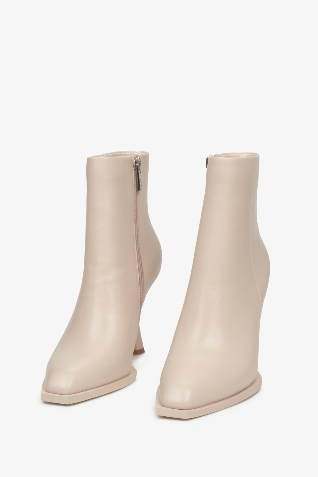 Beige high women's stiletto boots by Estro - close-up of the front of the shoe.