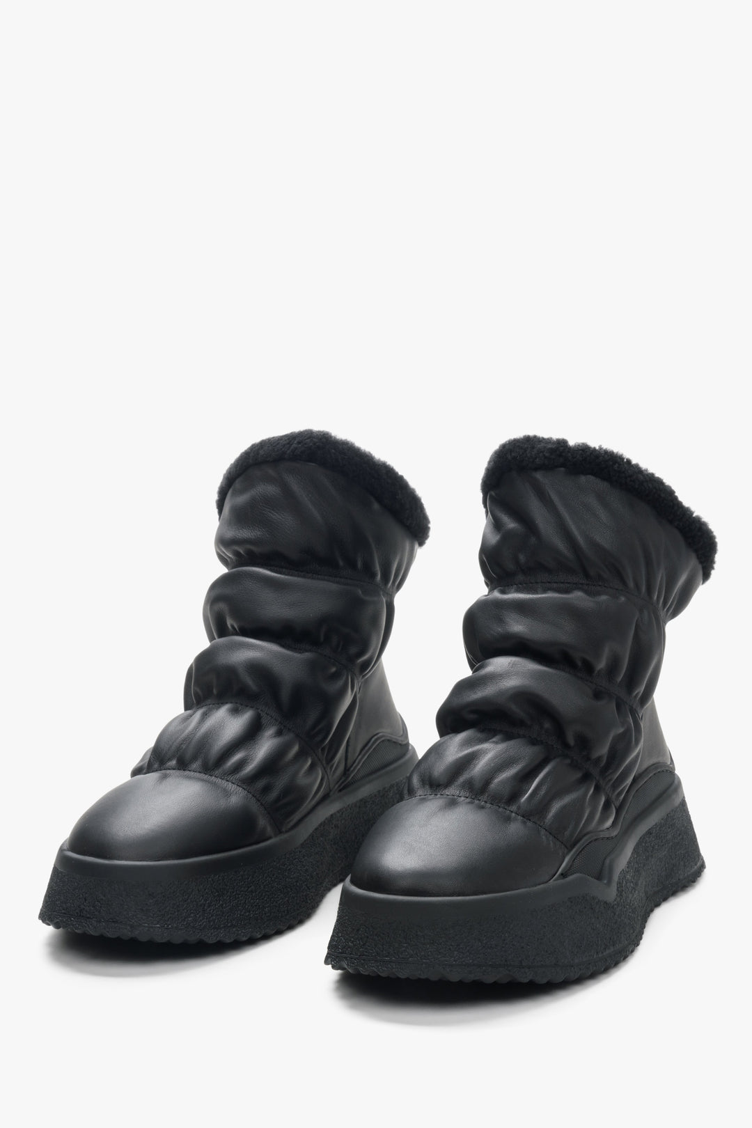 Women's black snow boots Estro - a close-up on shoe toeline.