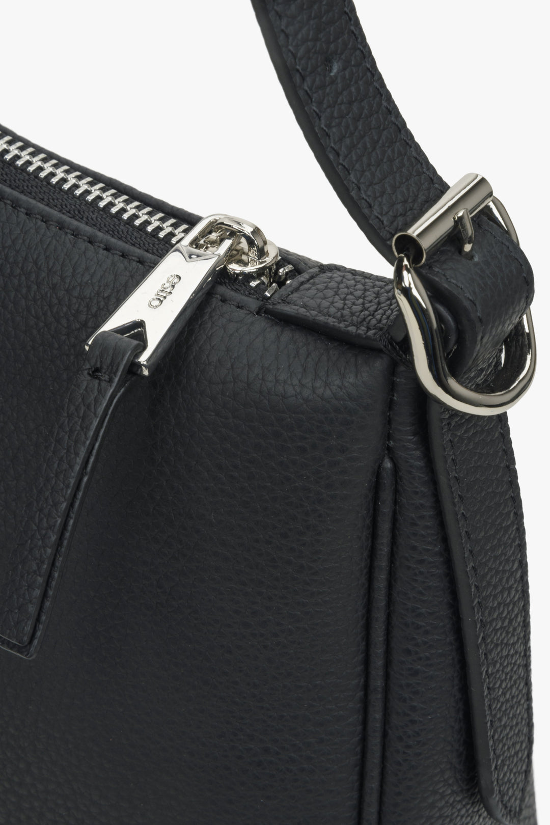 Leather shoulder bag in black - close-up on the details.