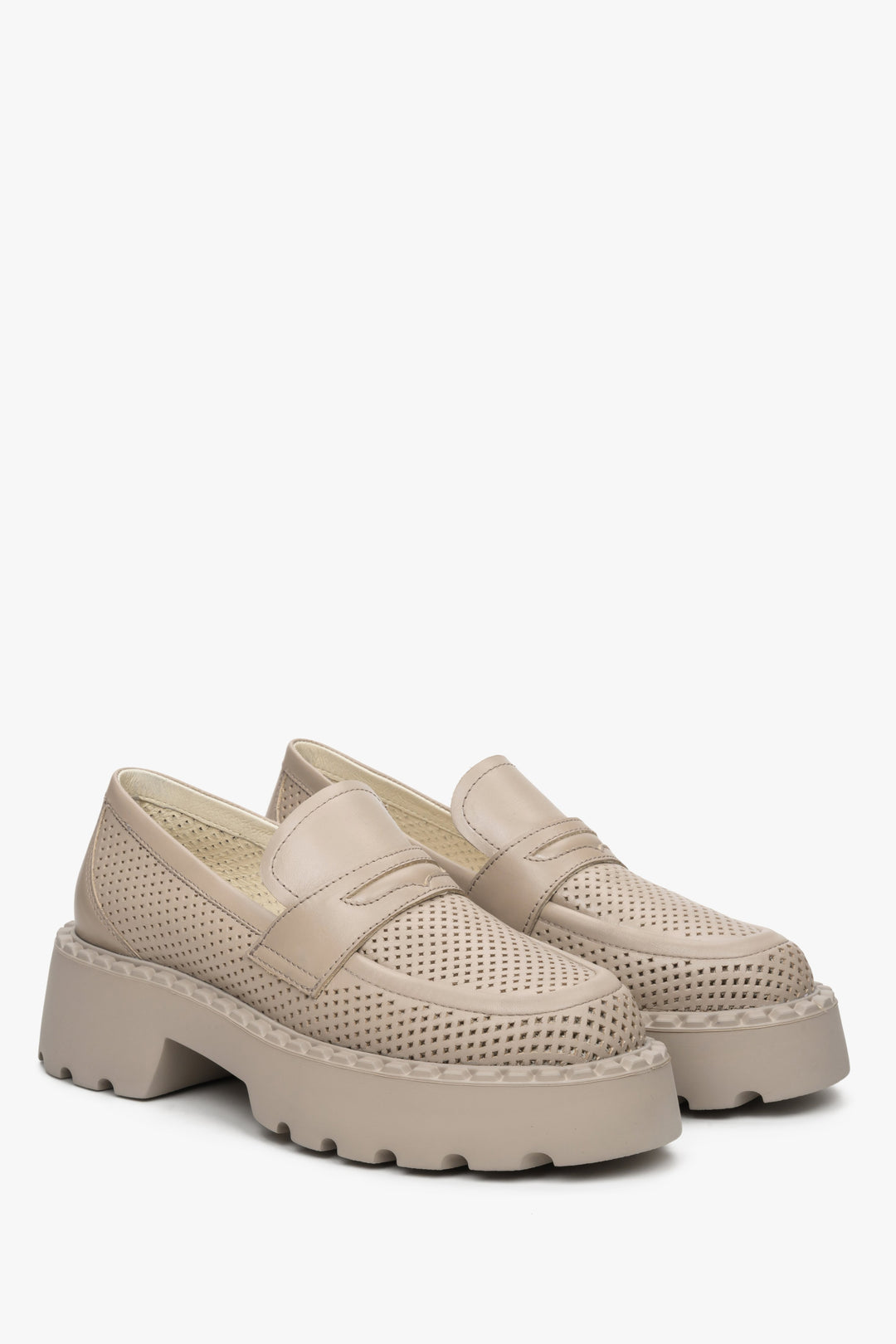 Beige leather loafers for women Estro with perforation - presentation of the top of the shoe and the side vest.