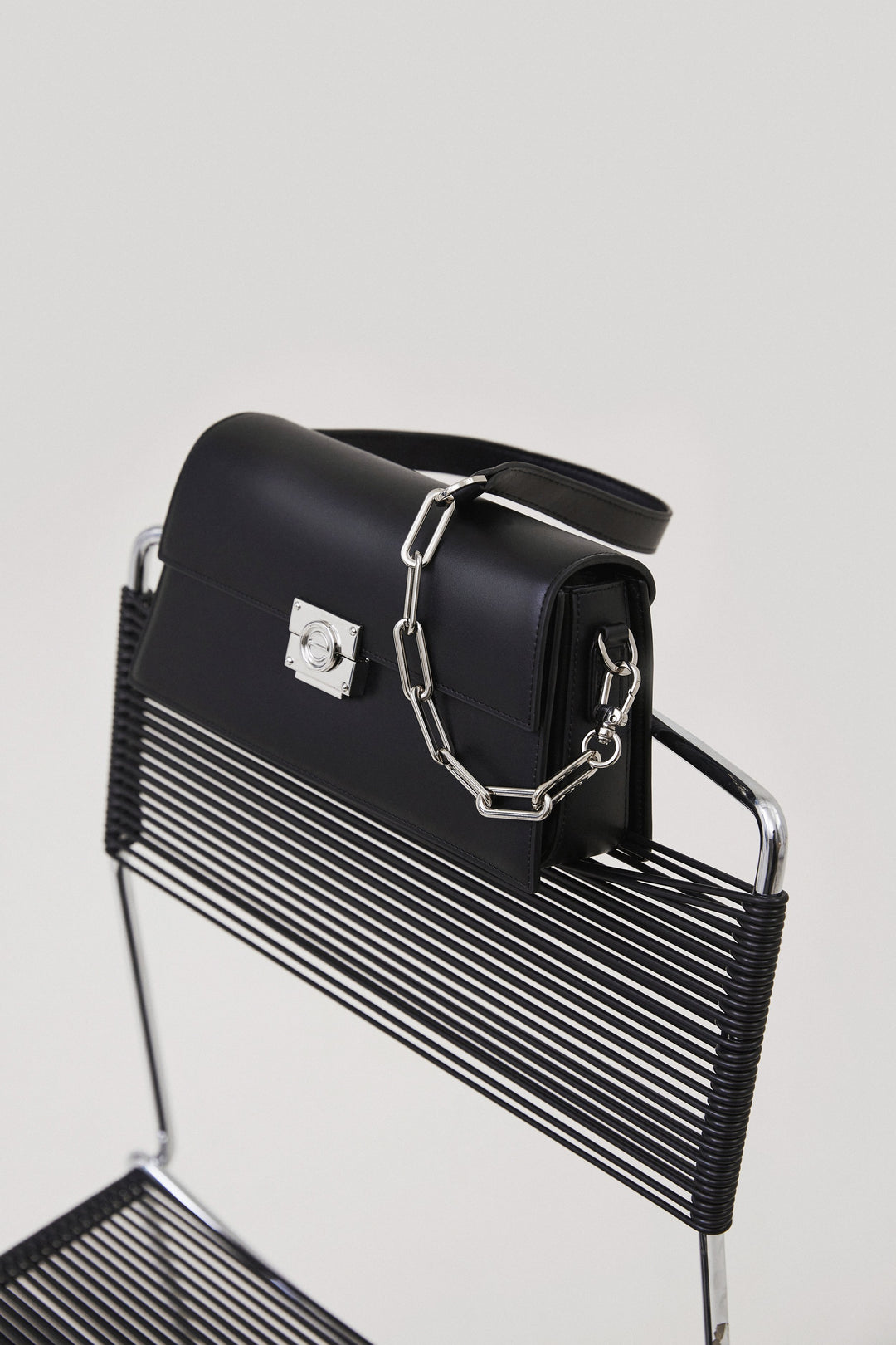 Women's Black Chain Handbag made of Genuine Leather Estro ER00112499.