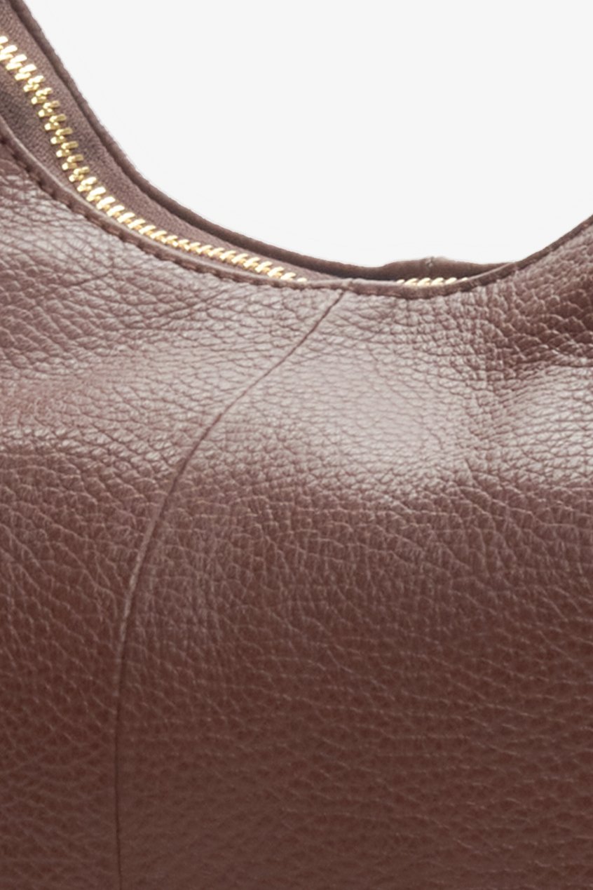 Women's dark brown shopper made of genuine leather by Estro - close-up on details.