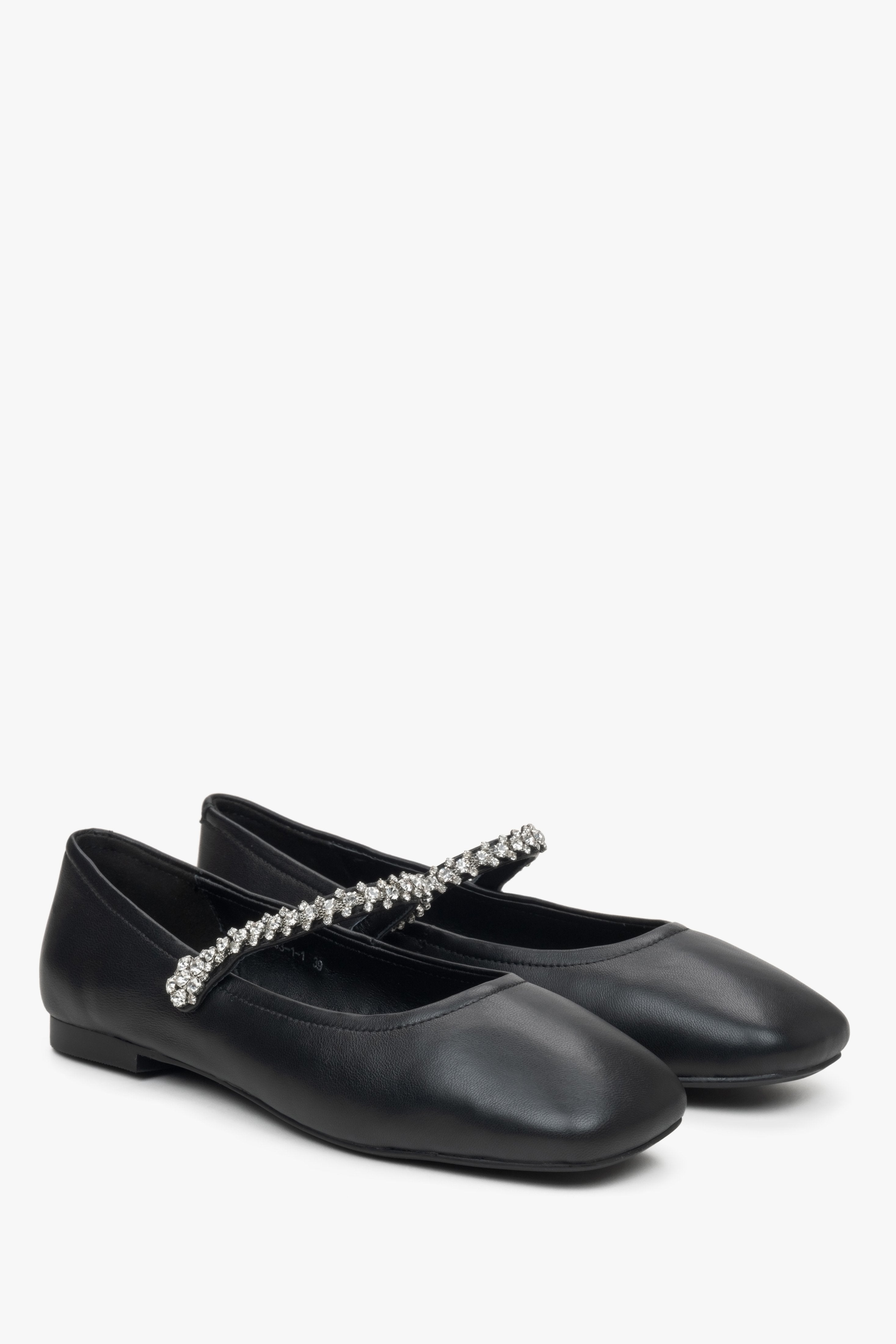 Estro women's black ballet flats with decorative buckle.