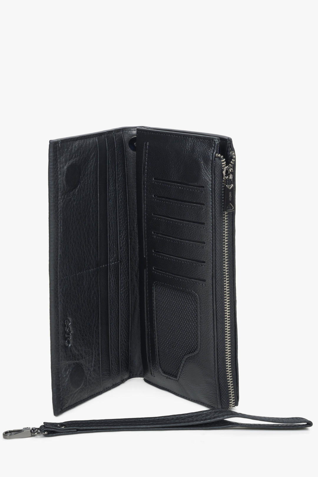 Men's wallet with detachable strap in black made of genuine leather.