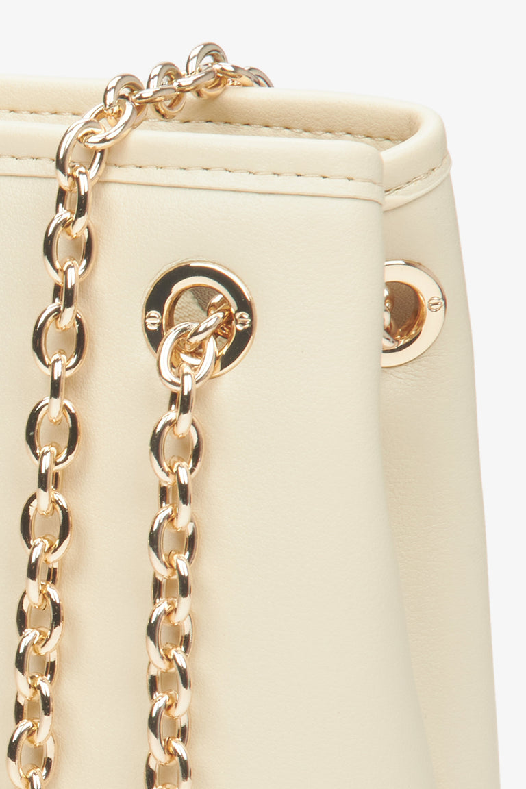 Women's light beige chain bag Estro - a close-up on details.