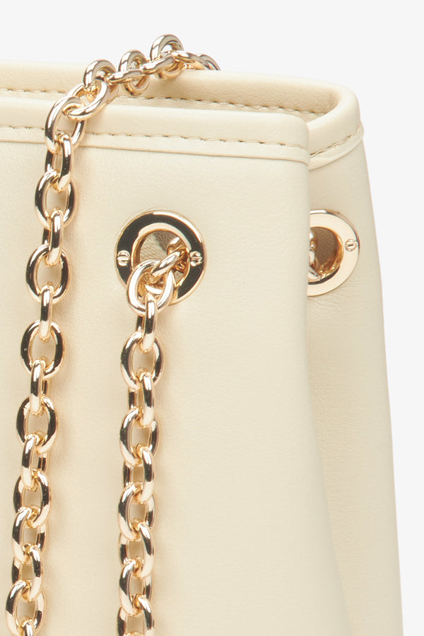 Women's light beige chain bag Estro - a close-up on details.