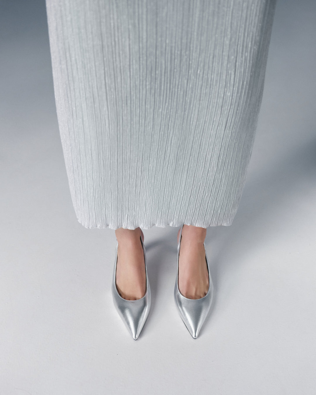 Estro X MustHave silver women's slingback pumps made of genuine leather - presentation in a complete outfit.