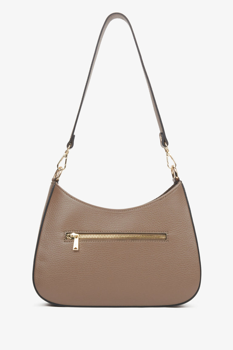 Women's brown shoulder bag Estro - back of the bag.