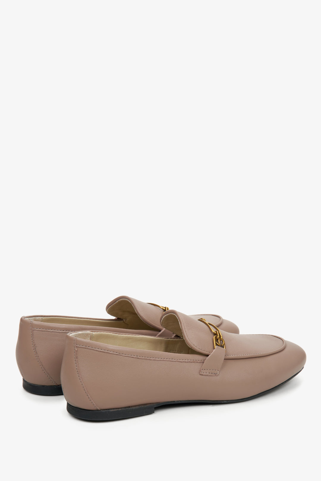 Women's beige loafers made of genuine leather Estro - a close-up on shoe heel counter.
