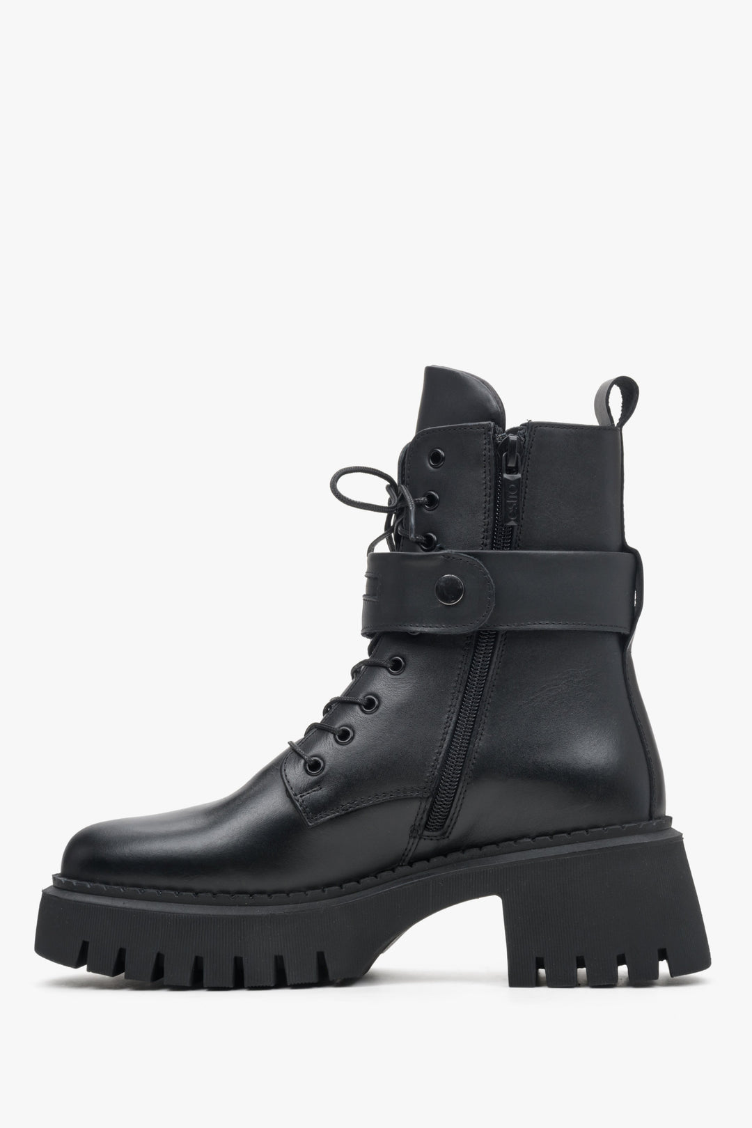 Black leather women's winter boots by Estro - shoe profile.