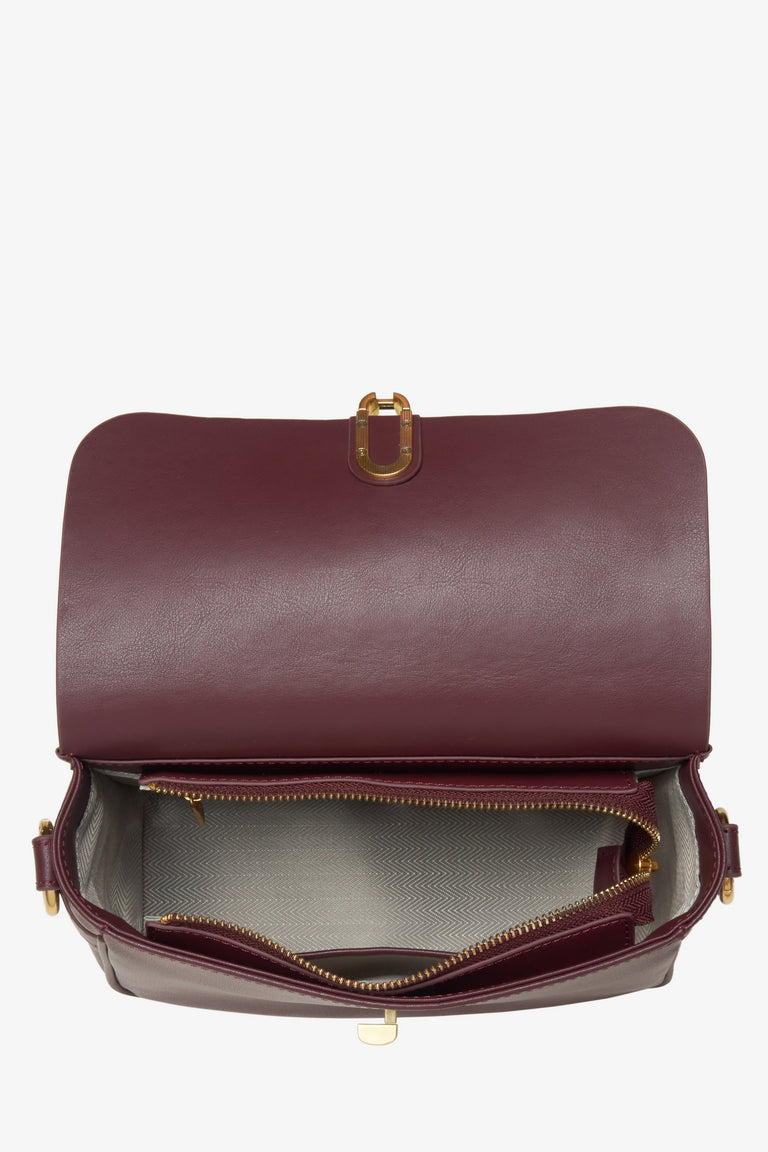 Women's handbag in burgundy made of genuine leather by Estro - close-up on the interior view.