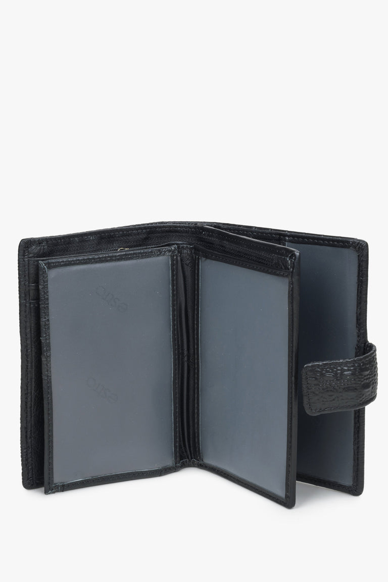 Men's black functional wallet made of genuine leather by Estro.