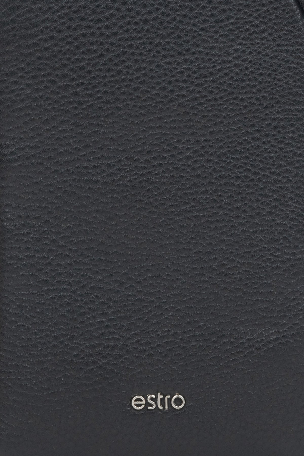 Elegant men's shoulder bag made of genuine leather in classic black color by Estro - details.