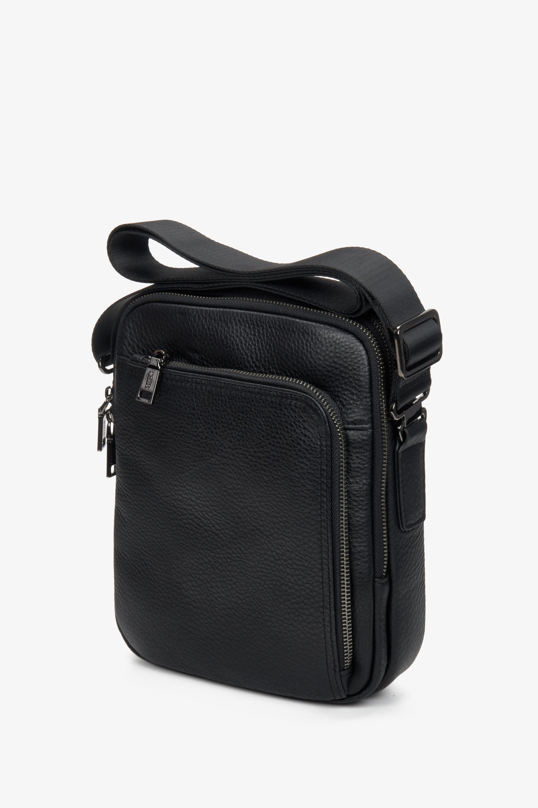 Men's black leather pouch by Estro.