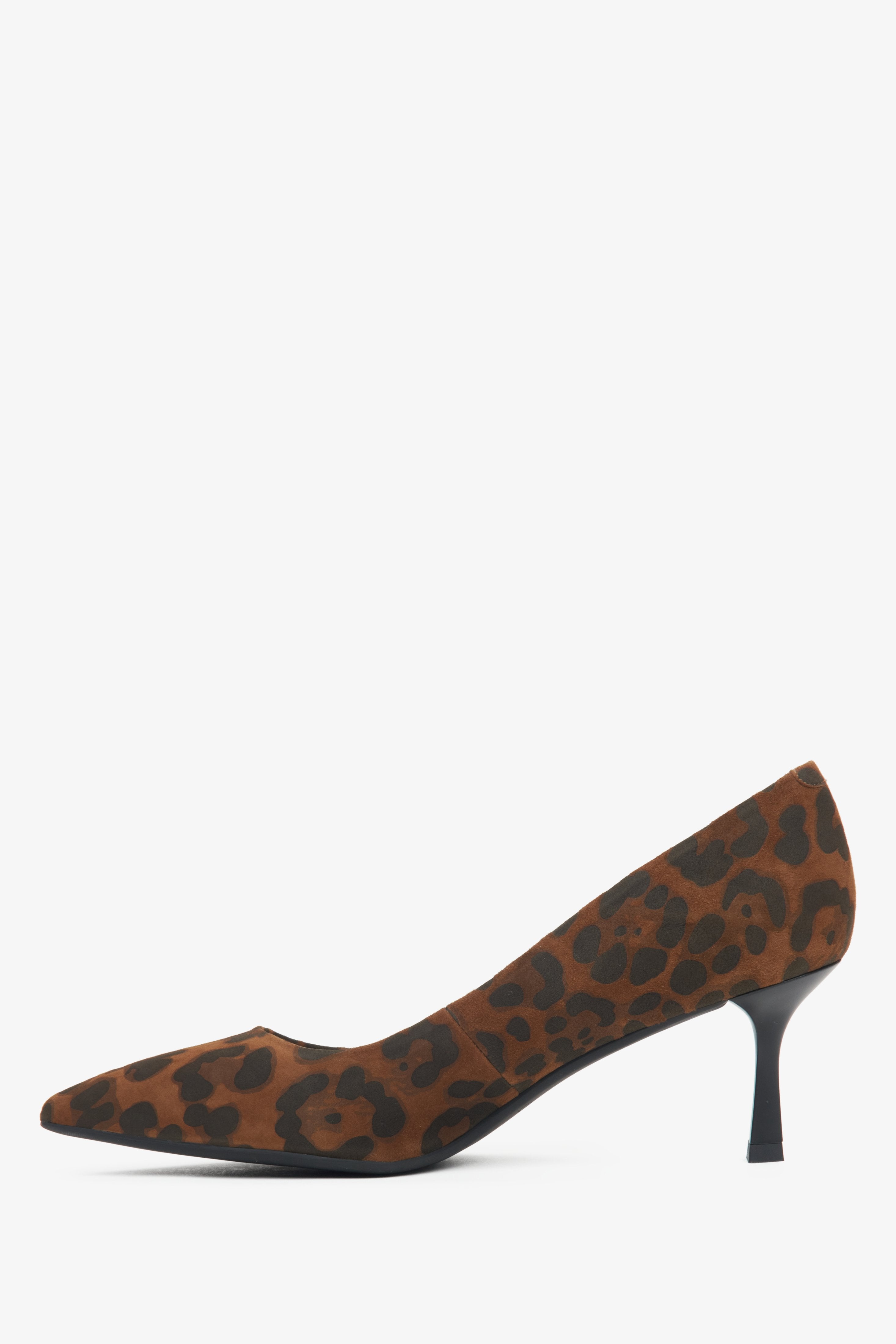 Women's velour pumps with a leopard print pattern by Estro - shoe profile.