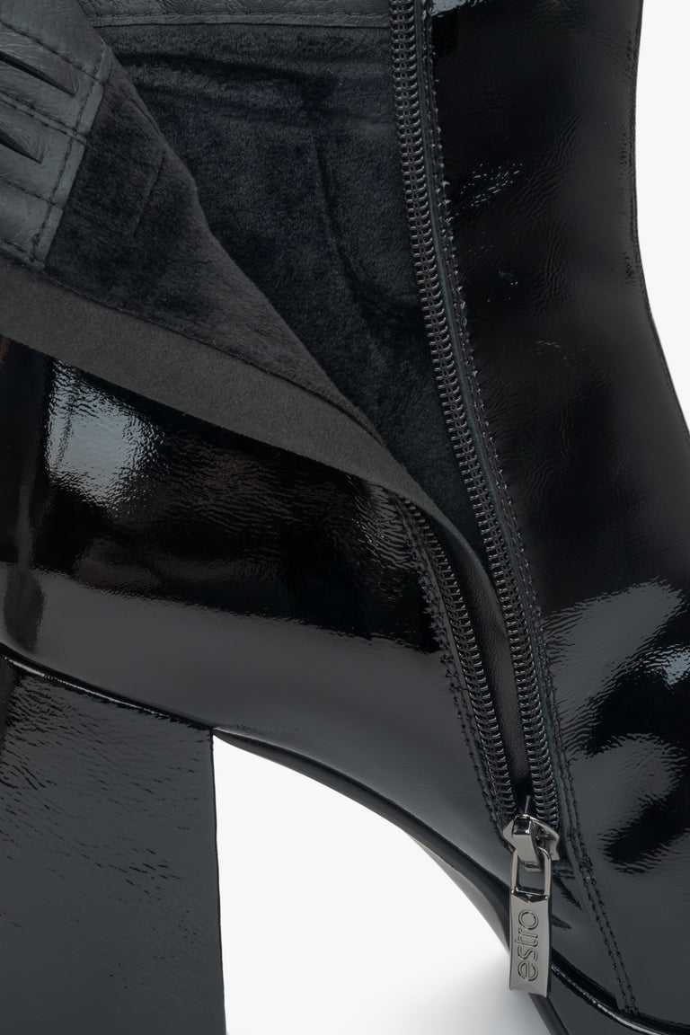 Black patent leather women's ankle boots on a platform with a stable heel by Estro - close-up of the interior of the shoe.