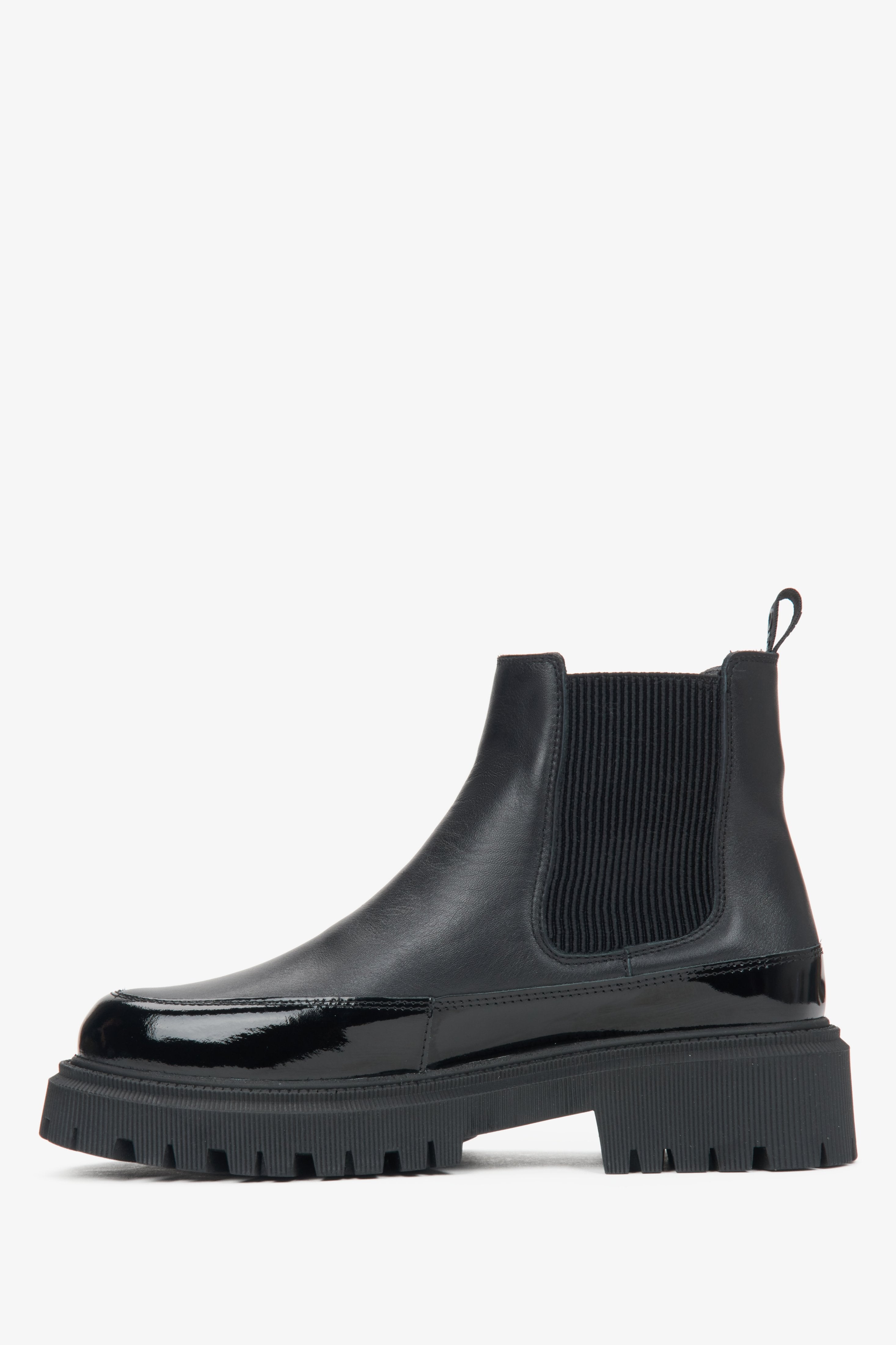 Women's black leather chelsea boots Estro - shoe profile.