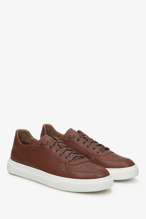 Men's brown leather sneakers with lacing for spring - presentation of the toe cap and side seam of the shoe.