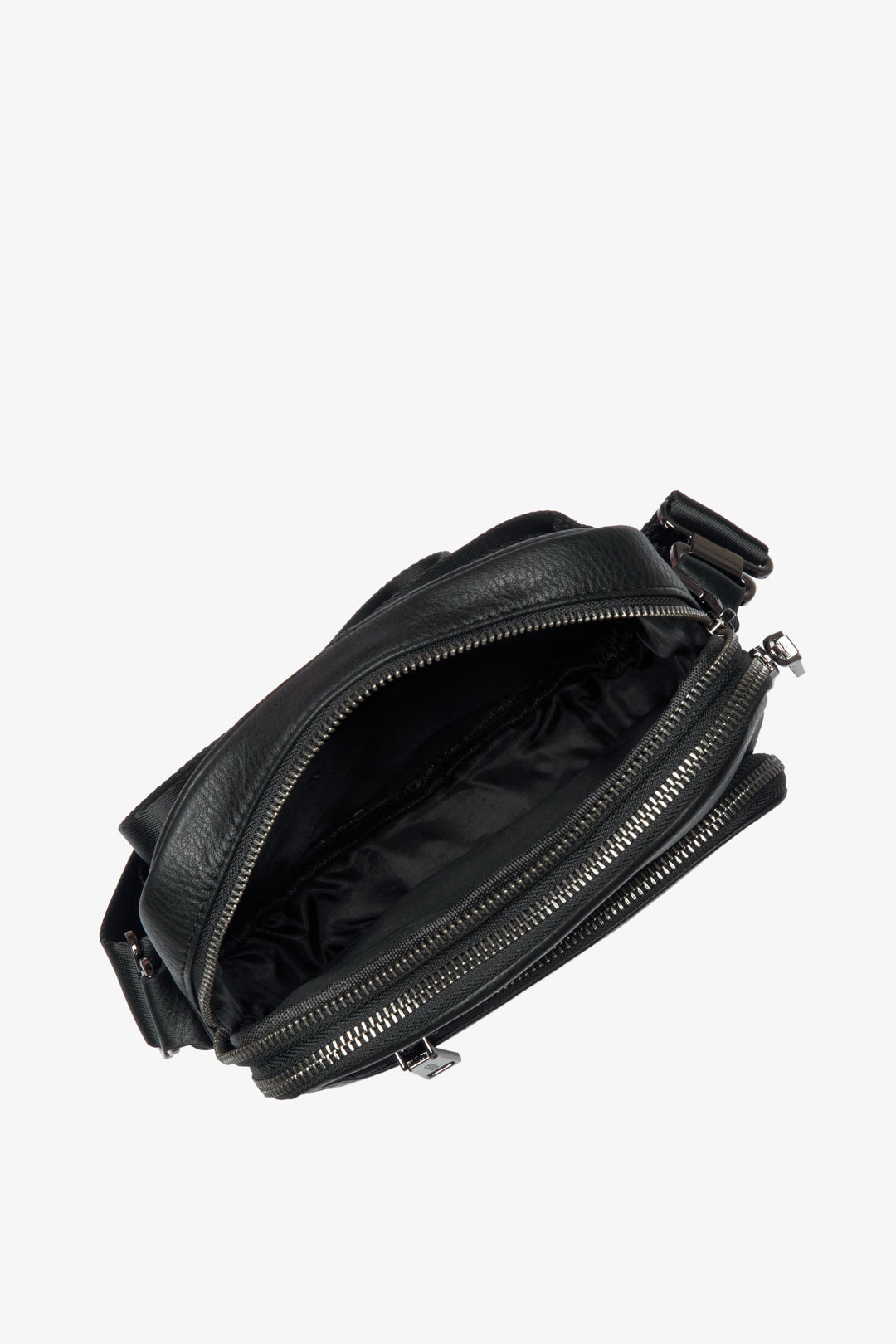 Men's pouch by Estro in black color - close-up on the interior.