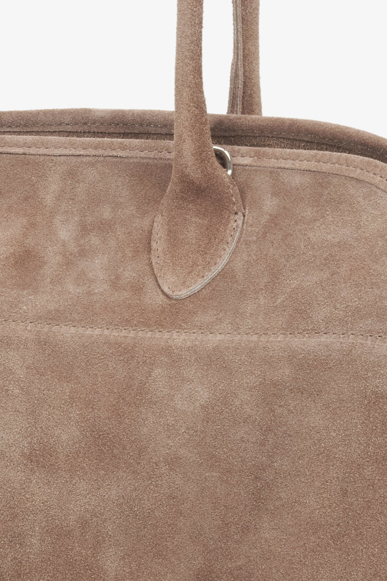 Convenient and elegant beige women's satchel handbag made of premium Italian natural velour, from Estro – details.