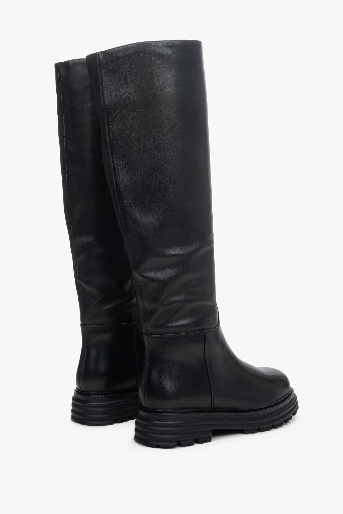 Black leather knee-high boots Estro for winter - close-up on shoe probile and upper.