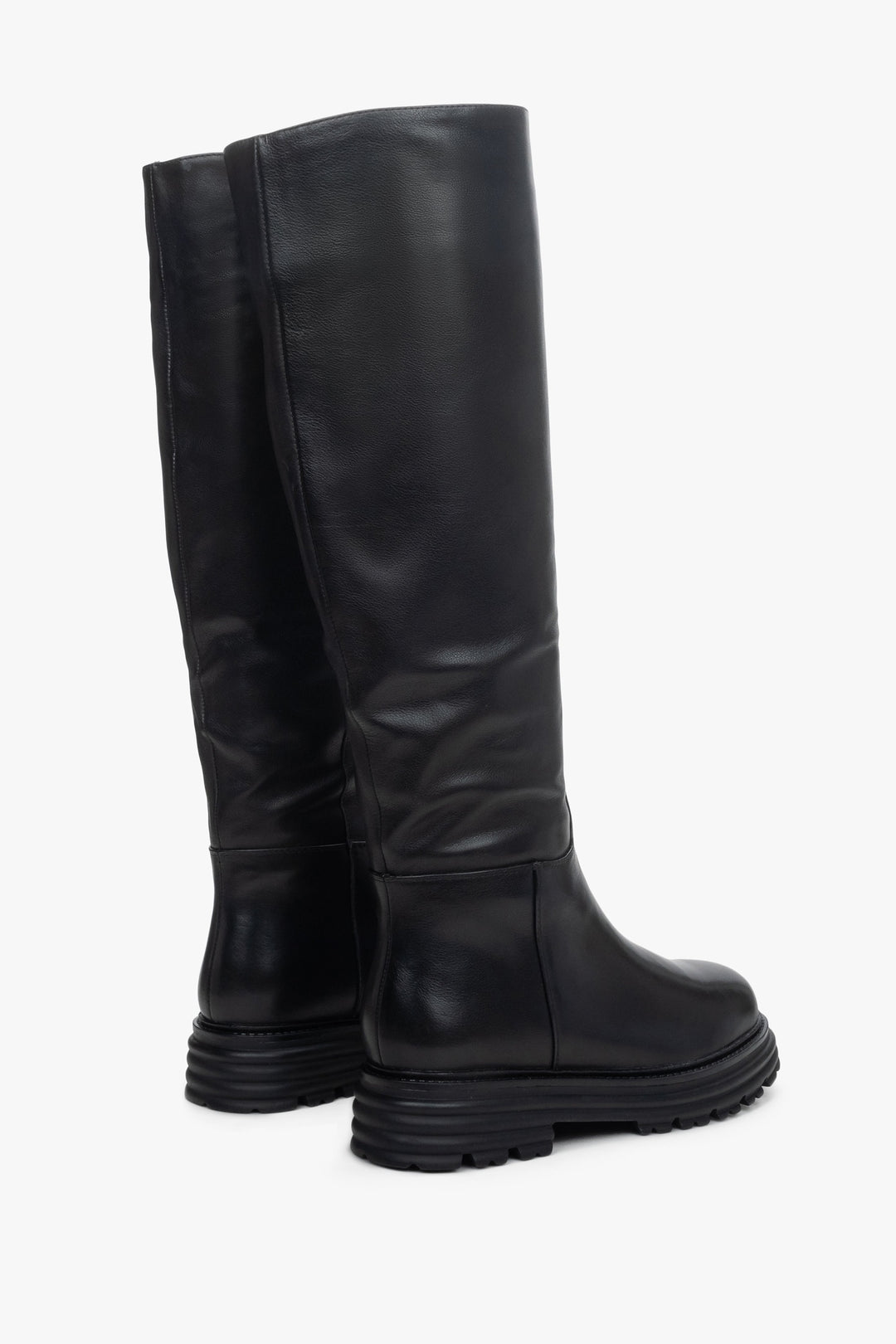 Black leather knee-high boots Estro for winter - close-up on shoe probile and upper.