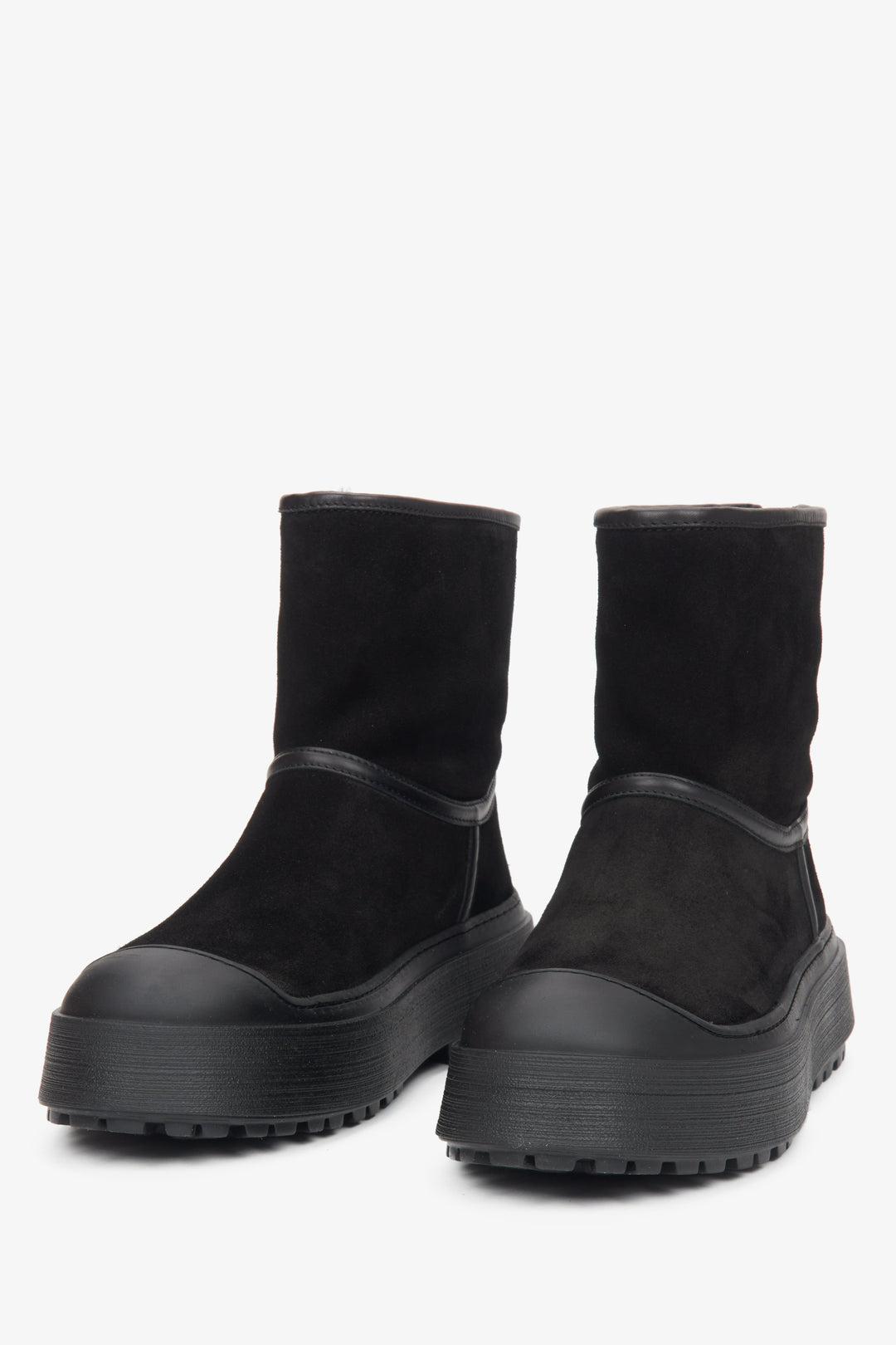 Estro women's snow boots in black, made of delicate natural velour and leather.