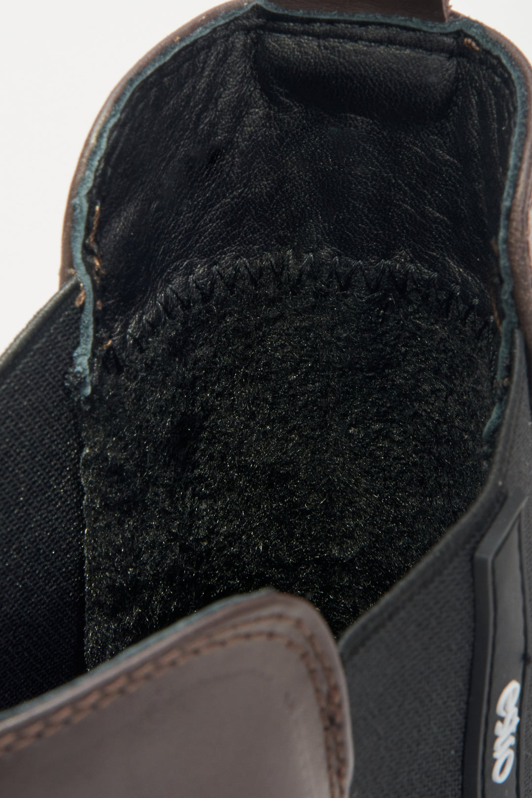 Women's brown-black Estro Chelsea boots - close-up on the elastic uppers.