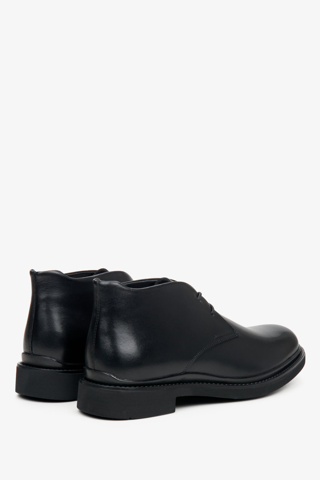 Men's black Estro autumn boots made of genuine leather - close-up on the heel and side line of the boot.