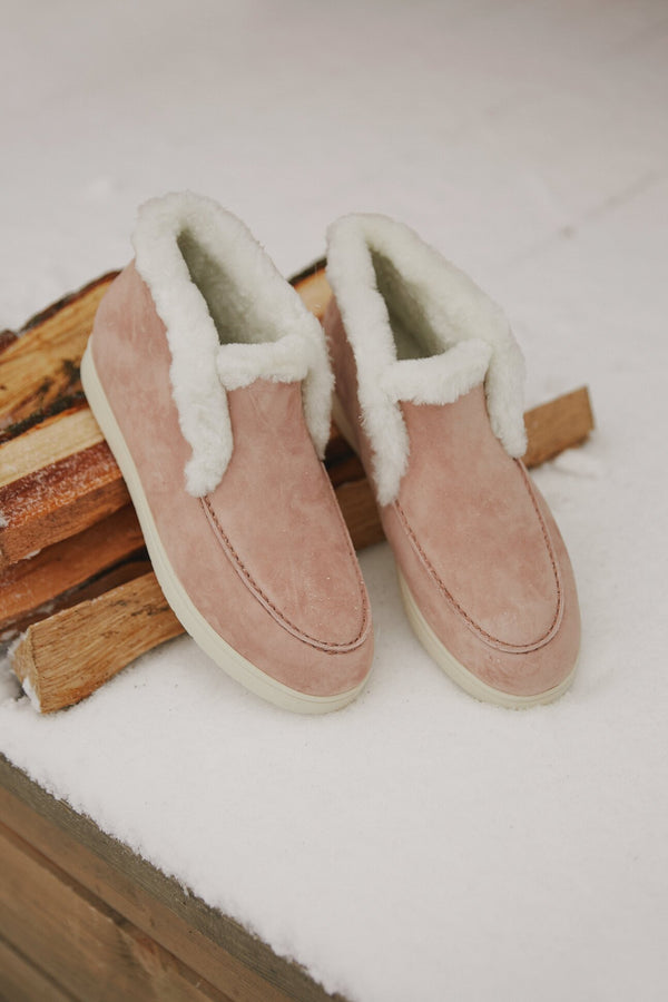 Winter women's moccasins in pink velour and natural leather by Estro.